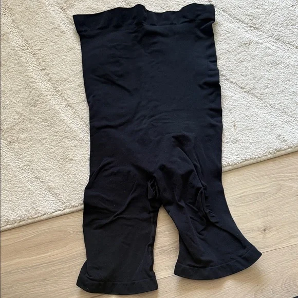 NWOT- Skims High Waisted Mid Thigh Short Shapewear in Onyx - Picture 2 of 8